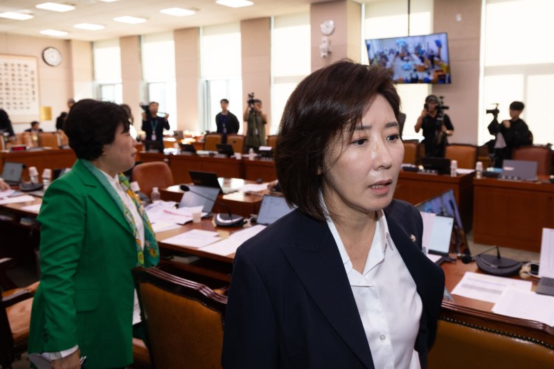 16일 서울 여의도 국회에서 열린 법제사법위원회 감사원 등에 대한 국정감사에서 나경원 국민의힘 의원이 감사 중지가 선언되자 퇴장하고 있다. 2025.10.16/뉴스1 ⓒ News1 이승배 기자