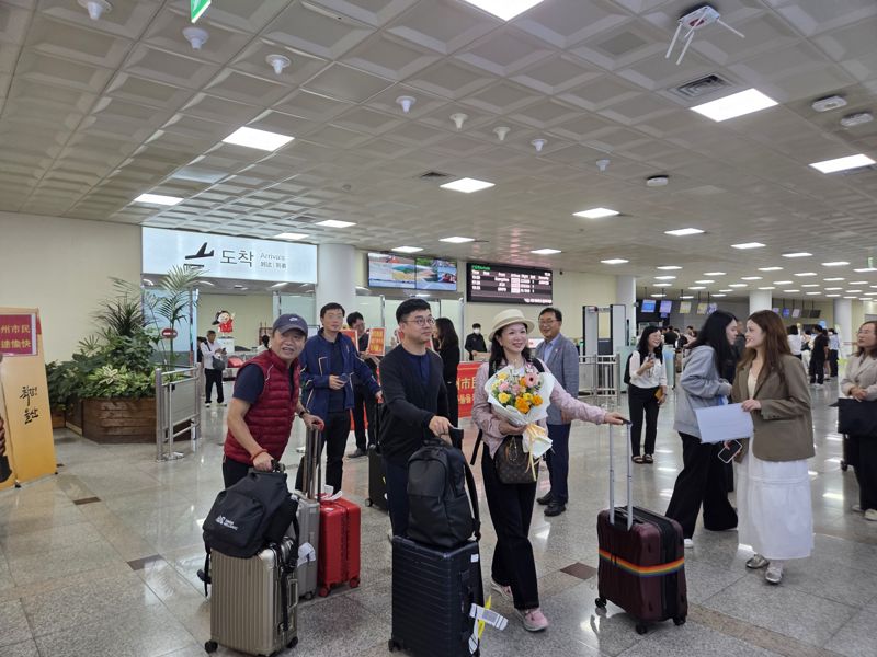 밝은 표정의 중국인 관광객들. 16일 울산공항을 통해 입국하는 중국 광저우 여행단을 울산시와 지역 여행업계 관계자들이 환영하고 있다.