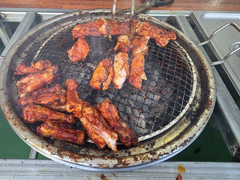 2025 춘천막국수닭갈비축제가 16일 개막한 가운데 공지천 주 행사장에서 숯불닭갈비를 판매하고 있다. 사진=김기섭 기자