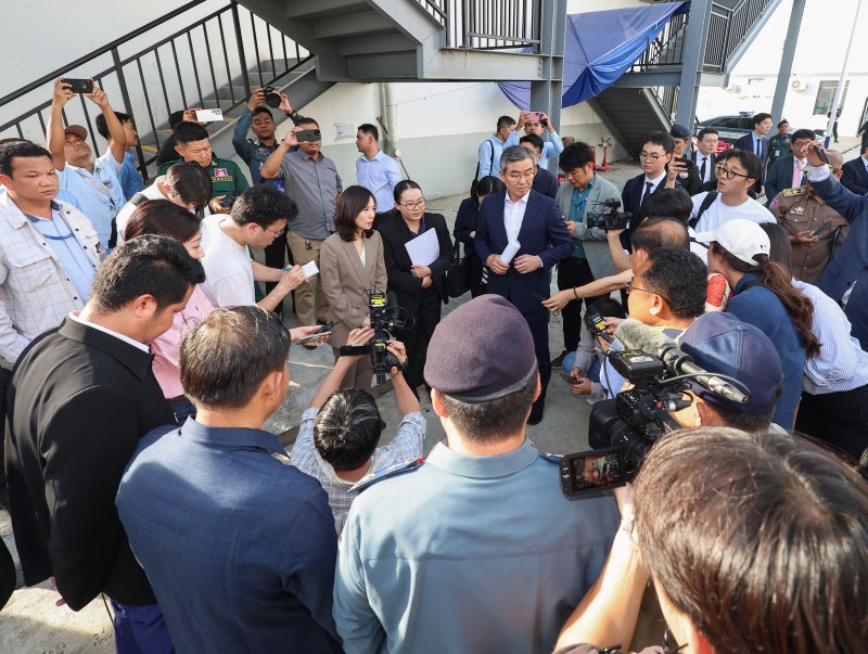 캄보디아로 파견된 정부 합동대응팀 단장인 김진아 외교부 2차관이 16일(현지시간) 캄보디아 프놈펜 인근 범죄단지인 태자단지에서 브리핑하고 있다. 연합뉴스