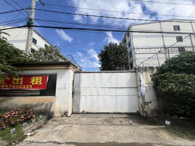 16일 캄보디아 수도 프놈펜 외곽 센속에 위치한 원구단지의 정문. 이날 기자가 찾은 원구단지는 성인 키를 훌쩍 넘긴 담장과 철조망 및 CCTV로 둘러싸여 있다. 사진=김준석 특파원