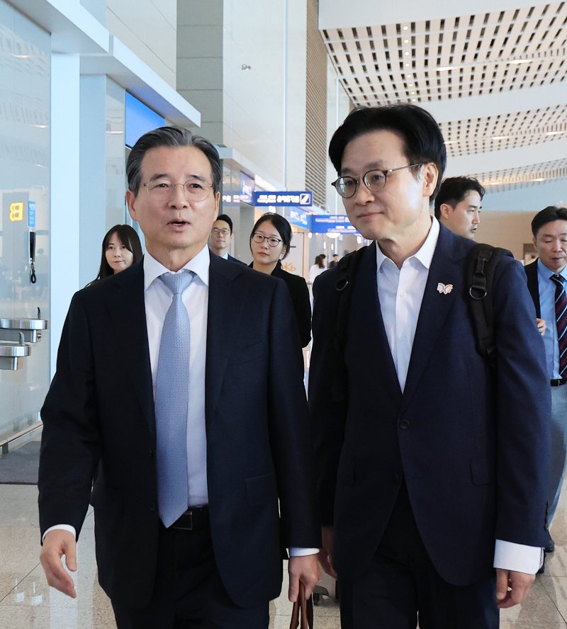 김용범 대통령실 정책실장과 김정관 산업부 장관이 미국과의 관세협상 후속 논의를 위해 16일 오전 인천 국제공항 제2터미널을 통해 미국으로 출국하고 있다. 2025.10.16/뉴스1 ⓒ News1 이호윤 기자