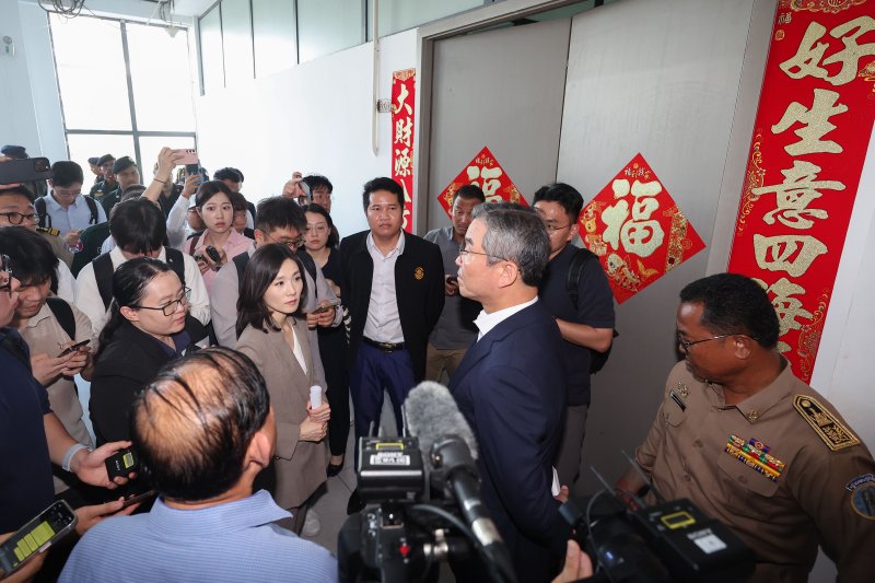 김진아 외교부2차관, 박성주 경찰청 국가수사본부장을 비롯한 정부 합동대응팀 구성원들이 16일(현지시간) 캄보디아 프놈펜 인근 범죄단지를 돌아보고 있다. 2025.10.16/연합뉴스