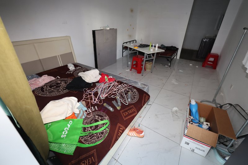 16일(현지시간) 캄보디아 프놈펜 인근 범죄단지인 태자단지 내부에 생활흔적이 남아있다. 연합뉴스