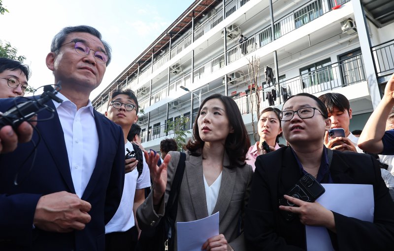 김진아 외교부 2차관과 박성주 경찰청 국가수사본부장이 16일(현지시간) 캄보디아 온라인스캠범죄단지로 알려진 태자단지를 방문해 현장을 점검하고 있다. 뉴스1