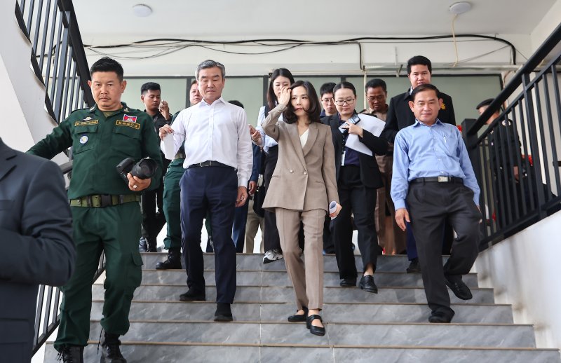 김진아 외교부 2차관과 박성주 경찰청 국가수사본부장이 지난 16일(현지시간) 캄보디아 온라인스캠범죄단지로 알려진 태자단지를 방문해 현장점검 후 이동하고 있다. 뉴스1