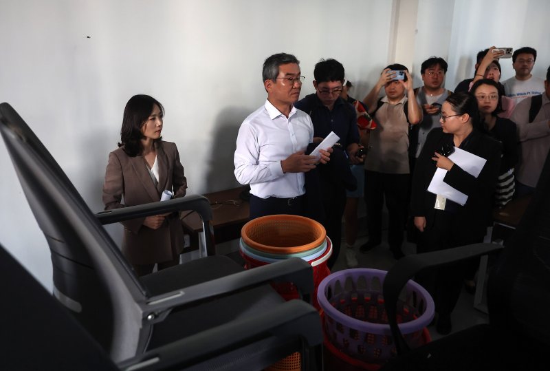 김진아 외교부 2차관과 박성주 경찰청 국가수사본부장이 16일(현지시간) 캄보디아 온라인스캠범죄단지로 알려진 태자단지를 방문해 현장점검하고 있다. 뉴스1