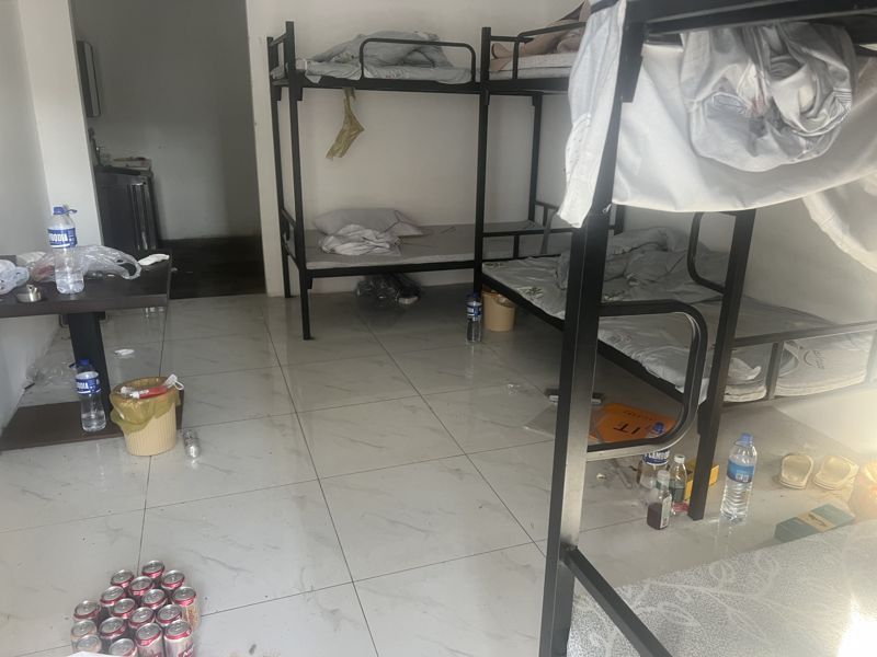 16일 캄보디아 따게우주에 위치한 태자단지 내 숙소. 미처 챙기지 못한 옷가지들이 널브러져 있다. 사진=김준석 특파원