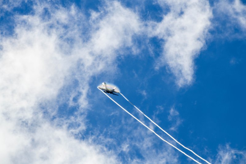 15일 퍼블릭데이를 앞두고 행사장 상공에서 국산 첨단 전투기 KF-21 보라매가 시범비행 사전 연습을 하고 있다. 공군은 오는 17일부터 서울공항에서 서울 국제 항공우주 및 방위산업 전시회(ADEX) '퍼블릭 데이'를 개최한다고 밝혔다. 공군 제공