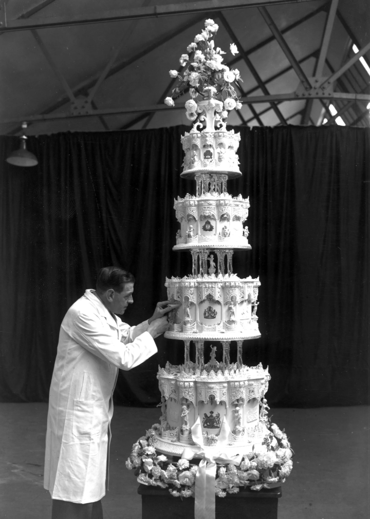 맥비티앤프라이스(McVitie and Price)의 수석 제과장 프레데릭 슈어가 웨딩 케이크에 마지막 손질을 하고 있다./사진=Hulton Archive - Getty, 더선 캡처