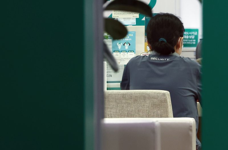 3차 부동산 대책이 발표된 15일 오후 서울 시내의 한 은행에서 시민들이 상담을 받고 있다. 2025.10.15/뉴스1 ⓒ News1 김민지 기자