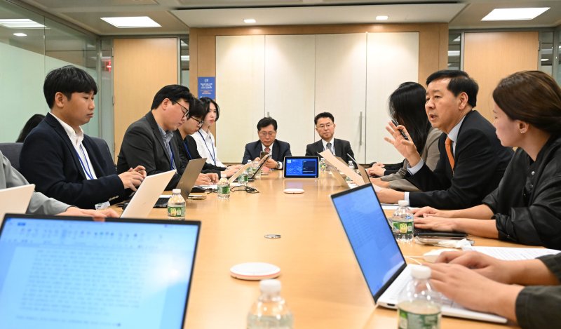 주요20개국(G20) 재무장관회의와 국제통화기금 및 세계은행(IMF/WB) 연차총회 참석차 미국 워싱턴DC를 방문중인 구윤철 부총리 겸 기획재정부 장관이 16일(현지시간) 국제통화기금(IMF)에서 동행기자단과 간담회를 하고 있다.(기재부 제공) 2025.10.17/뉴스1