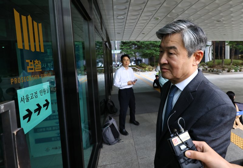 조태용 전 국정원장이 17일 서울 서초구 서울고검에 마련된 12·3 비상계엄 관련 내란·외환 의혹을 수사 중인 내란 특별검사팀(특별검사 조은석) 사무실에 피의자 신분으로 출석하고 있다. 뉴시스