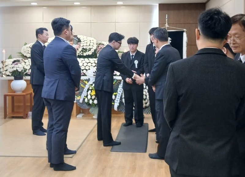 [대전=뉴시스] 조명휘 기자 = 한동훈 전 국민의힘 대표가 15일 오후 대전을지대학병원 장례식장에 마련된 이상민 전 국회의원 빈소를 찾아 유족들을 위로하고 있다. 2025.10.15. joemedia@newsis.com *재판매 및 DB 금지 /사진=뉴시스