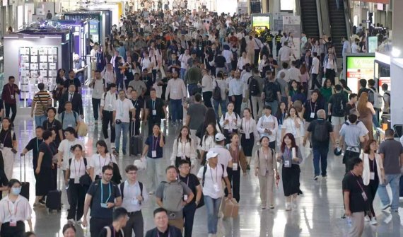 지난 15일 중국 광둥성 광저우(廣州)에서 열린 제138회 중국수출입상품교역회(캔톤 페어) 전시장 내부가 해외 바이어와 관람객들로 붐비고 있다. 올해 행사는 참가 기업과 부스 규모 모두 역대 최대를 기록했다. CMG