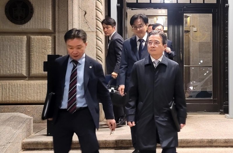 김용범 대통령실 정책실장이 16일(현지시간) 미국 워싱턴 DC 미국 상무부 청사에서 한미먹튀없는 바카라사이트 아톰카지노을 마친 뒤 건물을 나서고 있다. 연합뉴스