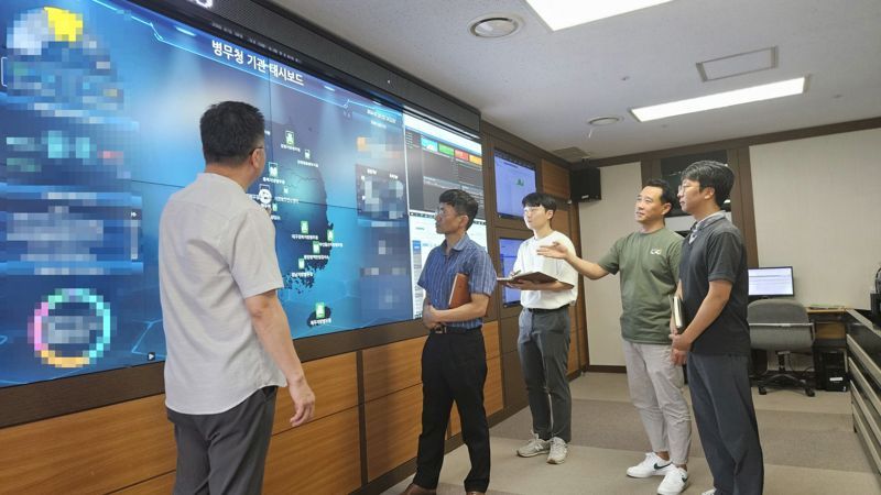 병무청 정보보호팀 직원들이 정부대전청사 내 병무청 사이버안전센터에서 실시간으로 보안관제 상황을 점검하고 있다. 병무청 제공