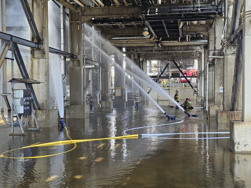 지난 17일 sk에너지 울산공장에서 수소 배관이 폭발하는 사고가 발생해 출동한 소방대가 현장에 열기를 식히기 위해 물을 뿌리고 있다. 당시 사고로 작업자 6명이 다쳤으며 이 가운데 화상을 입은 2명이 병원 치료 중 사망했다. 울산소방본부 제공