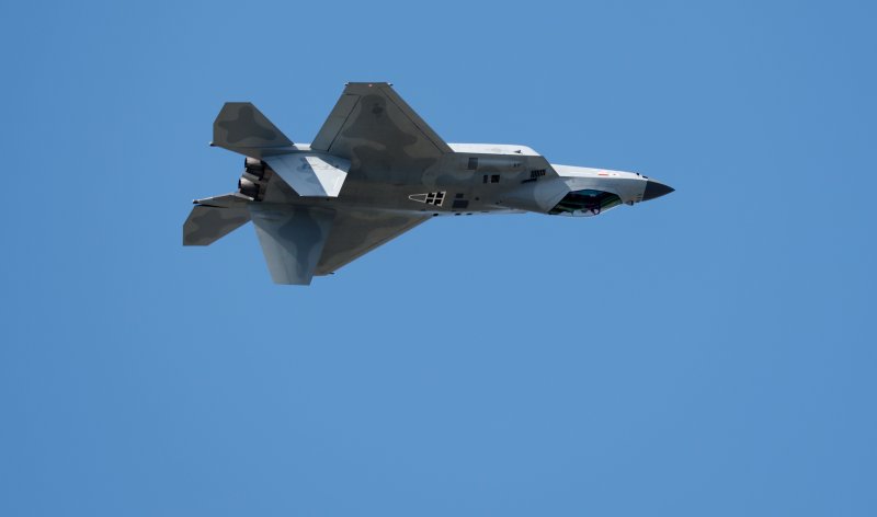 지난 17일 경기 성남시 수정구 서울공항에서 열린 '서울 국제 항공우주 및 방위산업 전시회'(서울 ADEX 2025)'에서 공군 KF-21 전투기가 화려한 기동을 선보이고 있다. 뉴스1