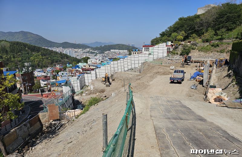 지난 5월 촬영한 부산 서구 아미동 ‘천마산 모노레일 하부승강장·주차장 조성사업’ 공사 현장. 사진=변옥환 기자
