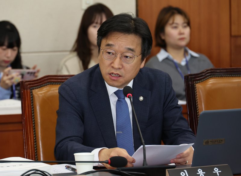 이용우 더불어민주당 의원이 지난 17일 서울 여의도 국회에서 열린 기후에너지환경노동위원회 국정감사에서 이미선 기상청장에게 질의를 하고 있다. 뉴시스