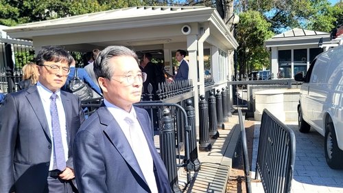 한미조선협력 논의 후 백악관 나서는 김용범 (출처=연합뉴스)