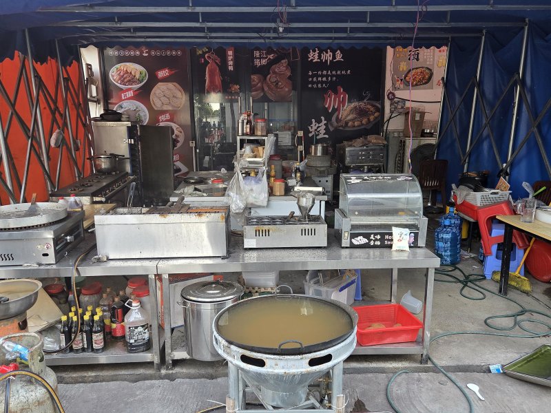 지난 16일(현지시간) 캄보디아 수도 프놈펜 인근 최대 범죄 구역인 '태자 단지' 안에 중국 음식을 파는 포장마차가 방치돼 있다. 연합뉴스