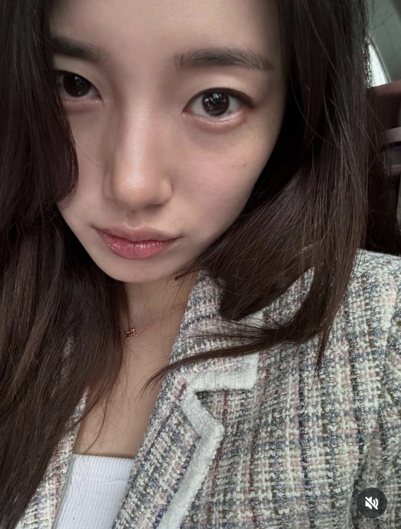 수지, 털 달린 핑크 원피스…청순미 넘치네