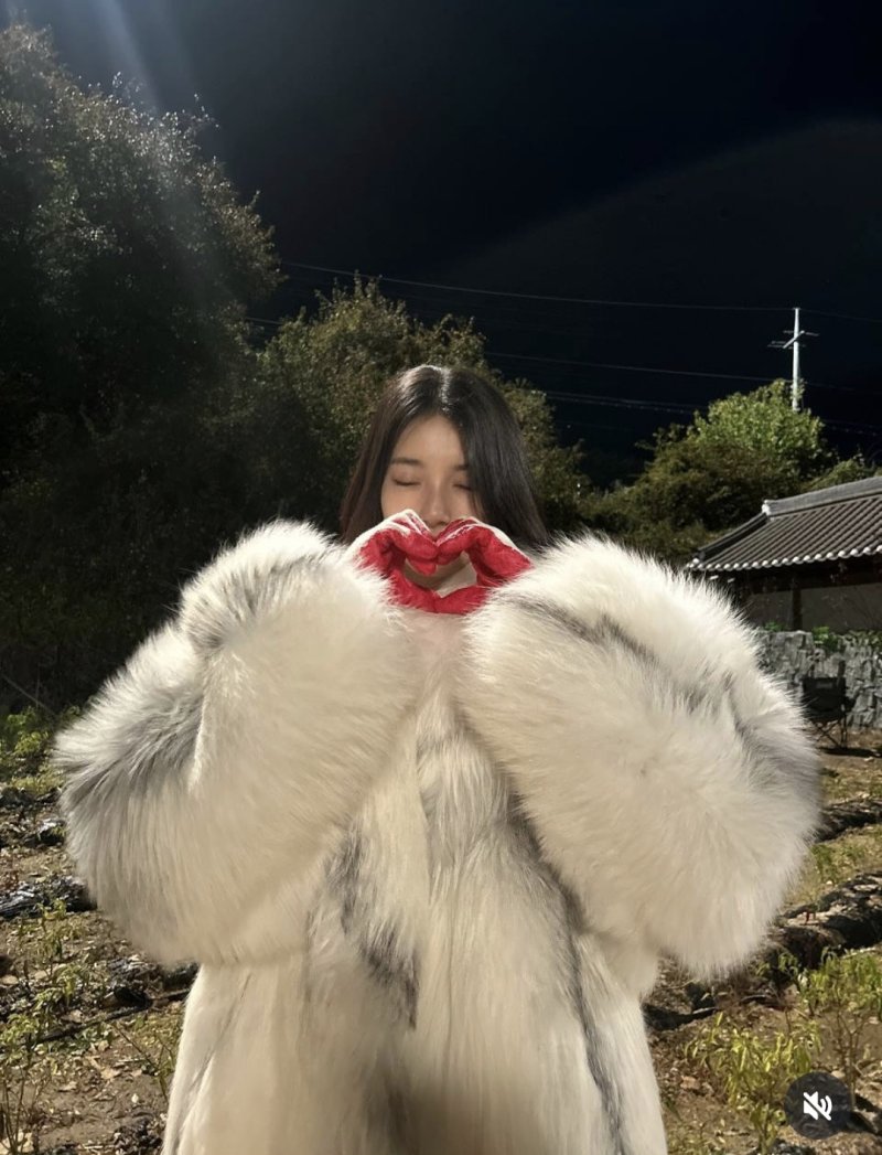 수지, 털 달린 핑크 원피스…청순미 넘치네