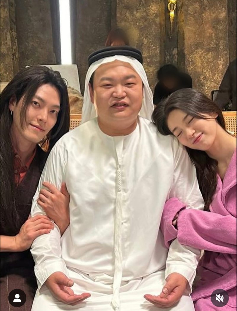 수지, 털 달린 핑크 원피스…청순미 넘치네