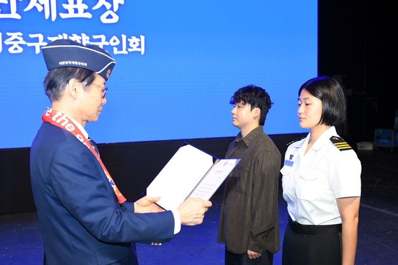 대한민국재향군인회 산하 향군장학재단이 제대군인자녀 호국영웅후손에게 장학금을 수여하고 있다. 향군 제공