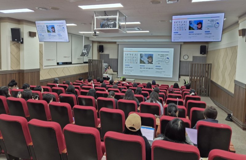 [전주=뉴시스] 전북 전주비전대학교 라이즈(RISE) 휴먼라이프케어사업단은 창조관 합동강의실에서 전주시가족센터 이해경 센터장을 초청해 '가족상담 및 치료'를 주제로 한 산업체 인사특강을 진행했다고 17일 밝혔다. (사진=전주비전대 제공) 2025.10.17. photo@newsis.com