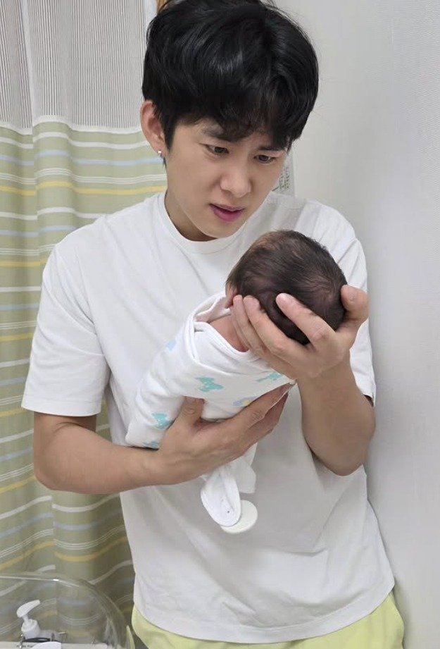 임라라♥손민수 쌍둥이 출산…벌써 딸바보 된 아빠 눈빛