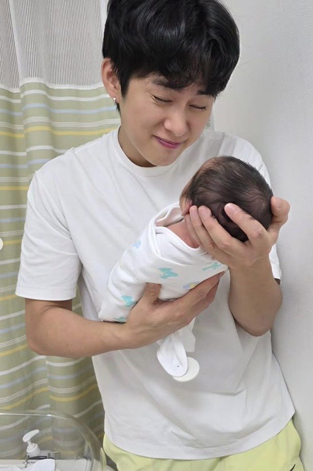 임라라♥손민수 쌍둥이 출산…벌써 딸바보 된 아빠 눈빛