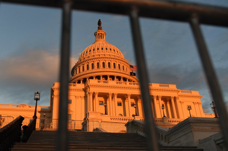 미국 연방정부 셧다운이 22일(현지시간) 역대 두 번째로 긴 셧다운으로 기록됐다. 신화 연합