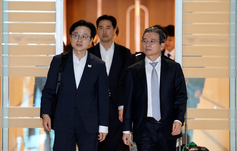 김용범 대통령실 정책실장과 김정관 산업부 장관이 미국과의 관세협상 후속 논의를 위해 16일 오전 인천 국제공항 제2터미널을 통해 미국으로 출국하고 있다. 2025.10.16/뉴스1 ⓒ News1 이호윤 기자