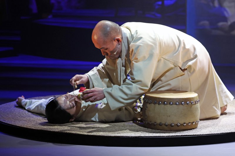 국립정동극장 개관 30주년 기념작 '서편제: The Original' 배우들이 17일 서울 중구 정동극장에서 1막 주요 장면을 시연하고 있다. 뉴시스