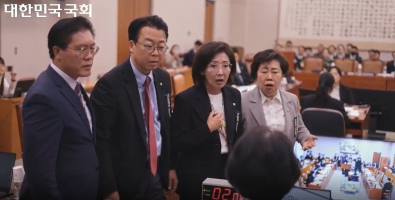 [서울=뉴시스]국회 법제사법위원회 소속 국민의힘 의원들이 추미애 위원장석 앞으로 다가가 추 위원장에게 항의하고 있다.(사진=국회중계 캡처)2025.10.17 photo@newsis.com *재판매 및 DB 금지