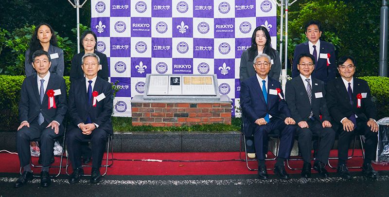 지난 11일 일본 도쿄 릿쿄대에서 열린 ‘윤동주 기념비 제막식’에서 참석자들이 기념 촬영을 하고 있다. 앞줄 왼쪽부터 이혁 주일대사, 윤인석 성균관대 명예교수(유족 대표), 윤동섭 연세대 총장, 고하라 가쓰히로 도시샤대 학장, 니시하라 렌타 릿쿄대 총장. 사진=서혜진 도쿄특파원