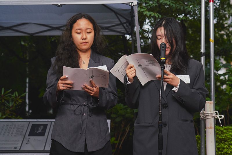 일본 릿쿄대 이문화커뮤니케이션 학부 4학년 쿠도 시노 씨와 전지민 씨가 지난 11일 릿쿄대에서 열린 ‘윤동주 기념비 제막식’에서 윤동주 시인의 '쉽게 씌여진 시'를 일본어와 한국어로 교대로 낭독하고 있다. 사진=서혜진 도쿄특파원