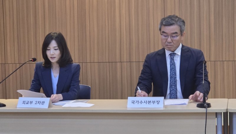 김진아 외교부 2차관(왼쪽)과 박성주 국가수사본부장(오른쪽)이 17일 캄보디아 프놈펜 소재 한국대사관에서 취재진 대상 브리핑을 진행 중이다. 연합뉴스