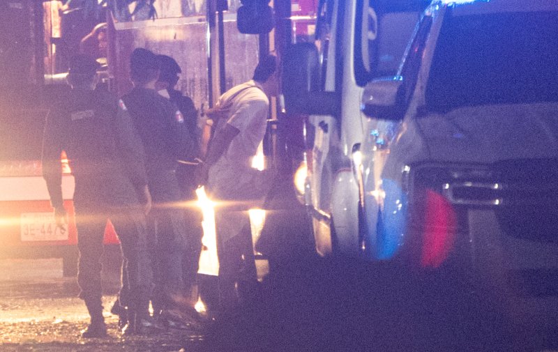 캄보디아 당국의 범죄단지 단속으로 적발돼 현지 유치장에 구금됐던 한국인들이 17일(현지시간) 캄보디아 프놈펜 이민청에서 태초국제공항으로 이동을 위해 버스를 탑승하고 있다. 뉴스1