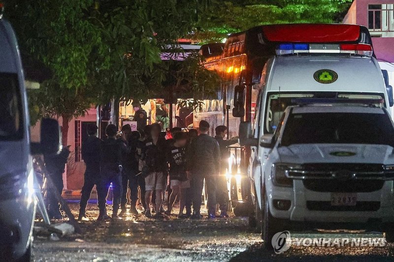 송환길 오르는 캄보디아 한국인 구금자들 (출처=연합뉴스)