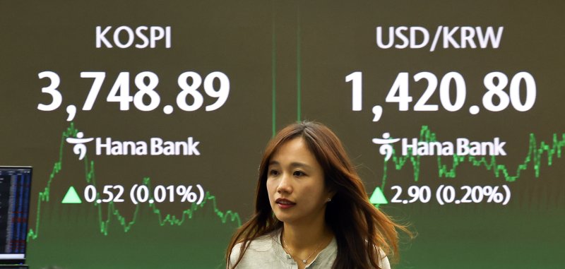 [서울=뉴시스] 최진석 기자 = 코스피가 전 거래일(3748.37)보다 0.52포인트(0.01%) 오른 3748.89에 장을 마친 17일 서울 중구 하나은행 딜링룸에 종가가 보이고 있다. 코스닥 지수는 전 거래일(865.41)보다 5.87포인트(0.68%) 하락한 859.54에 거래를 마감, 서울 외환시장에서 원·달러 환율은 전 거래일 주간거래 종가(1421.3원) 대비 3.3원 오른 1421.2원에 장을 마감했다. 2025.10.17. myjs@newsis.com