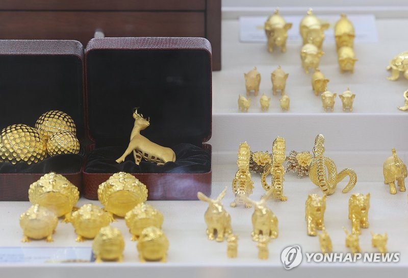 서울 종로구 한국금거래소에 진열된 금 제품. [연합뉴스 자료사진] (출처=연합뉴스)