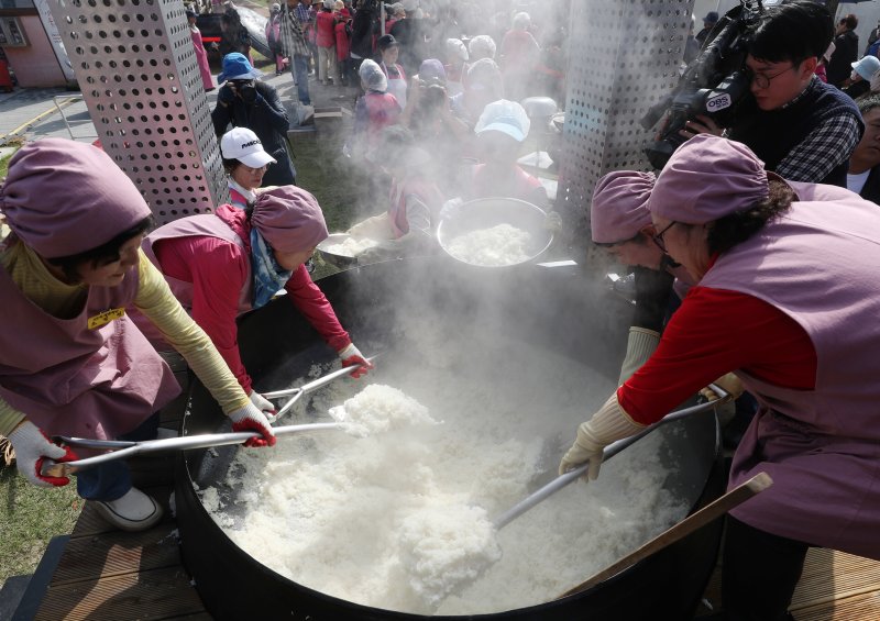 ‘제23회 이천쌀문화축제’가 개막한 지난해 10월16일 오후 경기 이천시 모가면 이천농업테마공원에서 행사 관계자들이 2000인분 가마솥 밥을 푸고 있다. 2024.10.16/뉴스1 ⓒ News1 김영운 기자