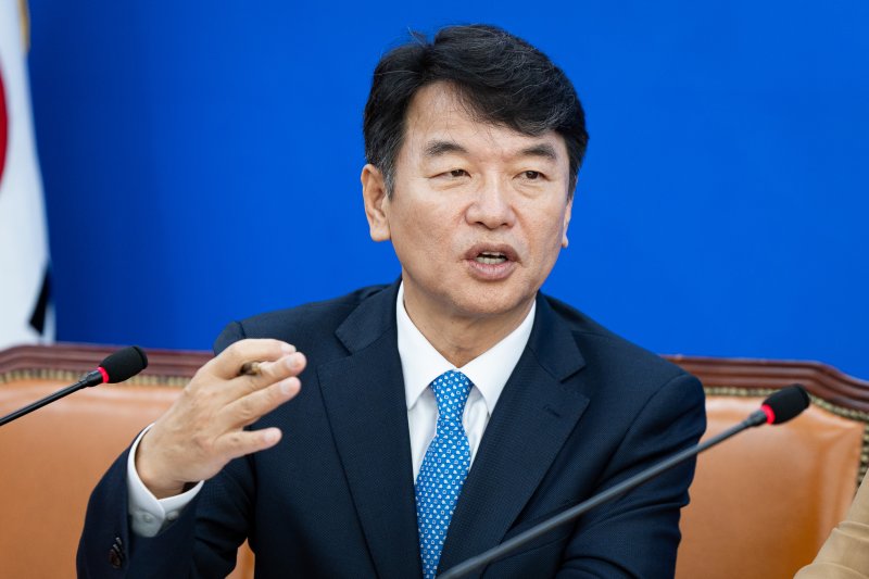 문진석 더불어민주당 국정감사종합상황실장(원내운영수석부대표)이 17일 서울 여의도 국회에서 국정감사 일일 브리핑을 하고 있다. 2025.10.17/뉴스1 ⓒ News1 유승관 기자