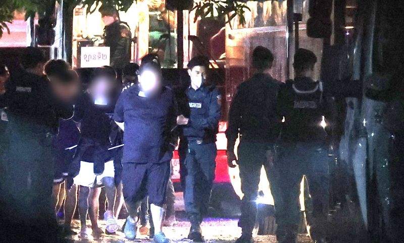 캄보디아 온라인 사기에 가담해 구금된 한국인 피의자들이 17일(현지시간) 캄보디아 프놈펜에 위치한 이민청에서 공항으로 이동하는 버스에 오르고 있다. 연합뉴스