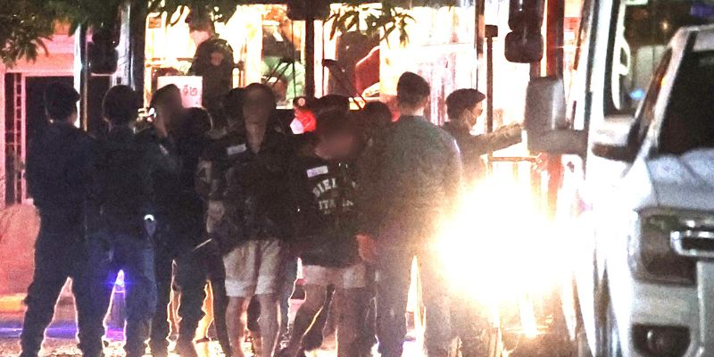 캄보디아 온라인 사기에 가담해 구금된 한국인 59명이 17일(현지시간) 캄보디아 프놈펜에 위치한 이민청에서 한국 송환 전세기 탑승을 위해 공항으로 이동하는 버스에 오르고 있다. 연합뉴스