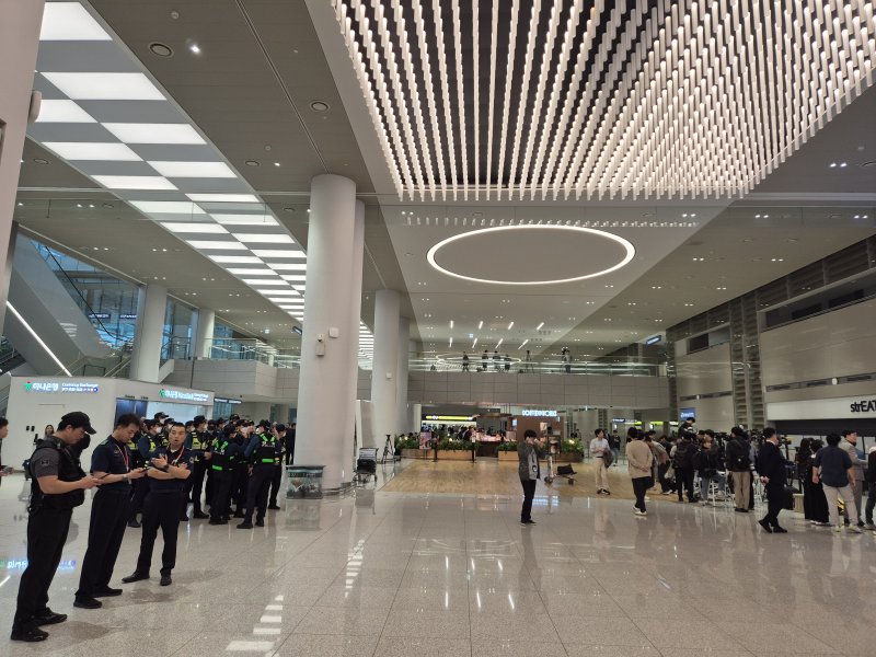 캄보디아에서 보이스피싱과 로맨스스캠 등 범죄에 가담했다가 구금된 한국인 64명을 태운 전세기가 18일 오전 8시37분께 인천국제공항에 도착했다.뉴시스